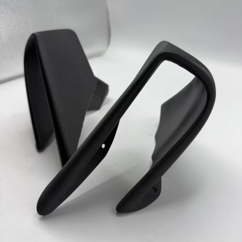 Due oggetti neri in plastica.