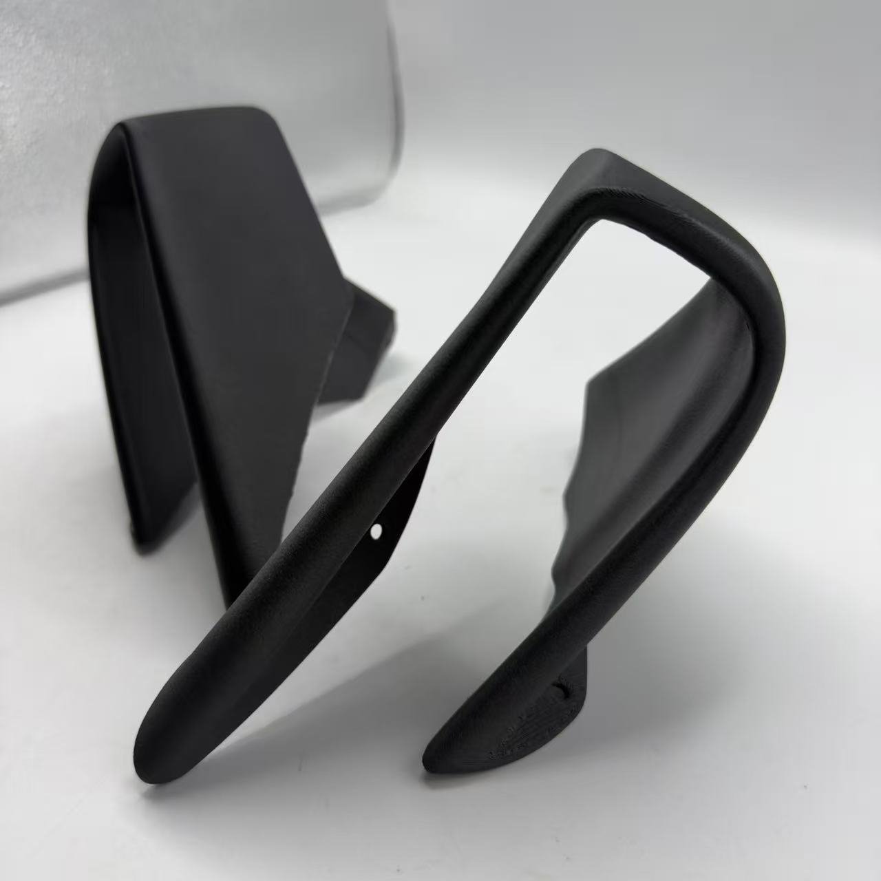 Due oggetti neri in plastica.