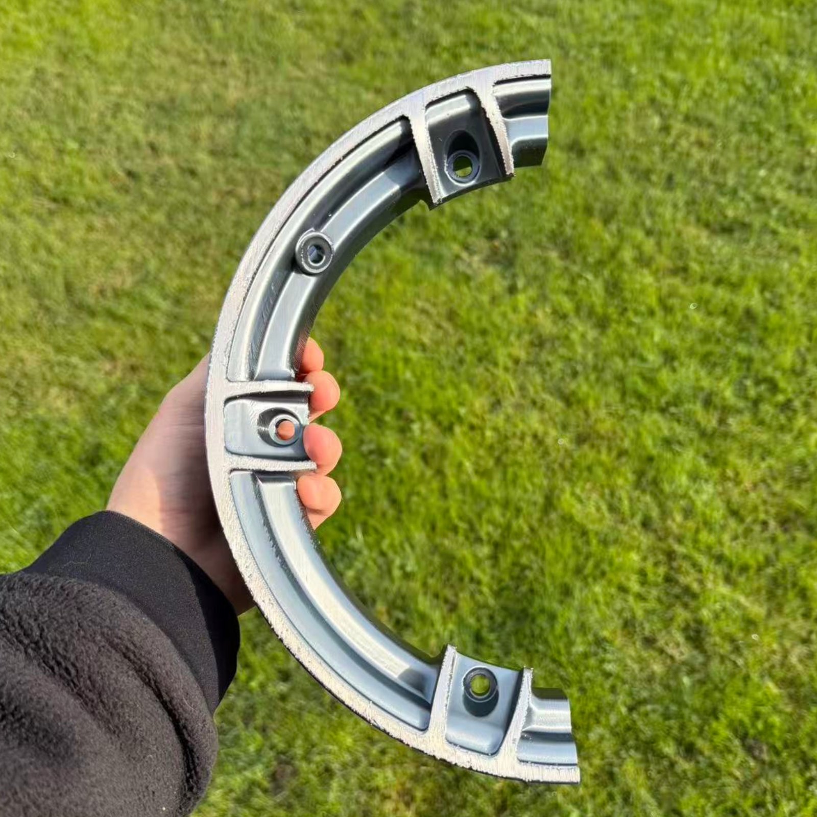 Anello metallico su erba verde