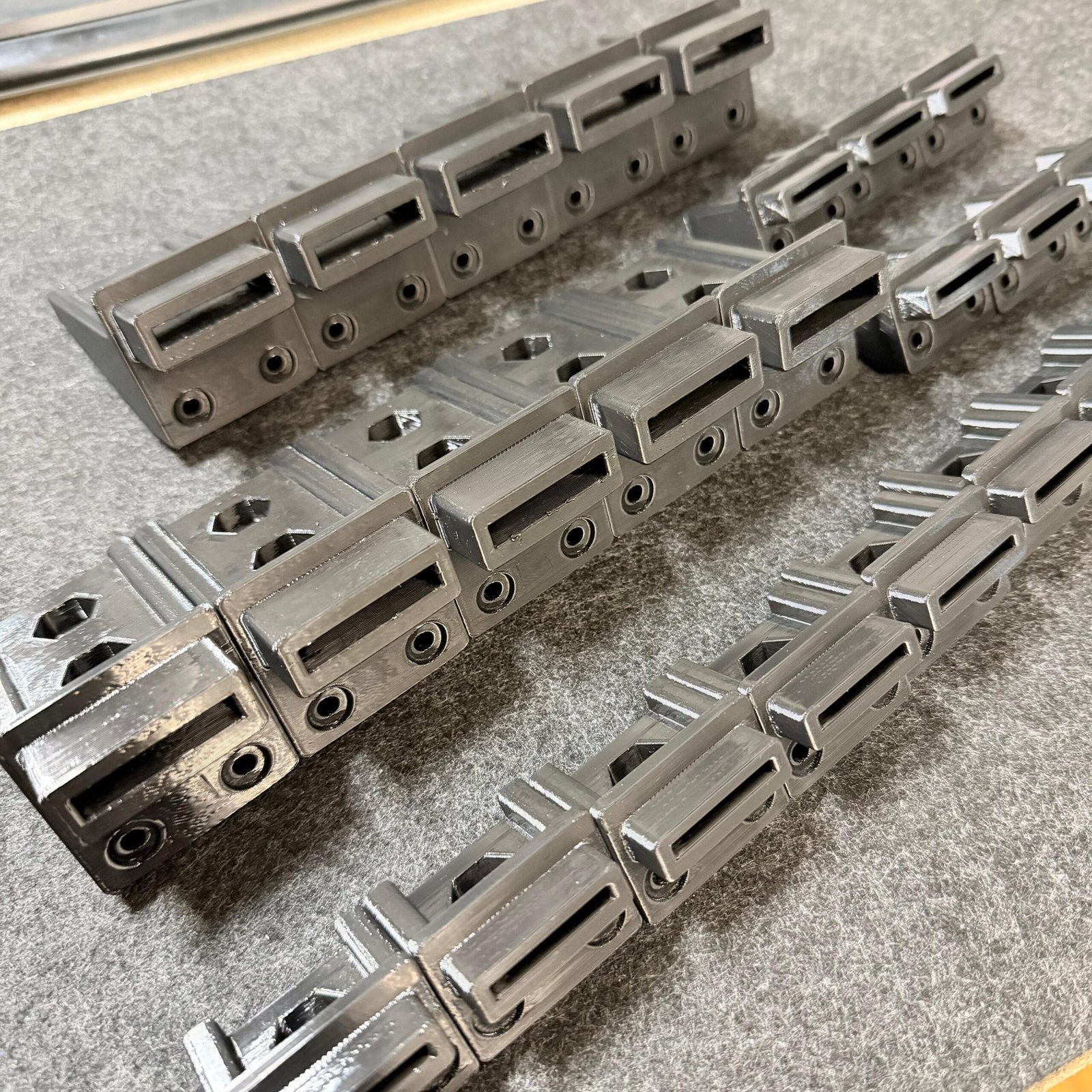 Componenti Plastici disposti ordinatamente.